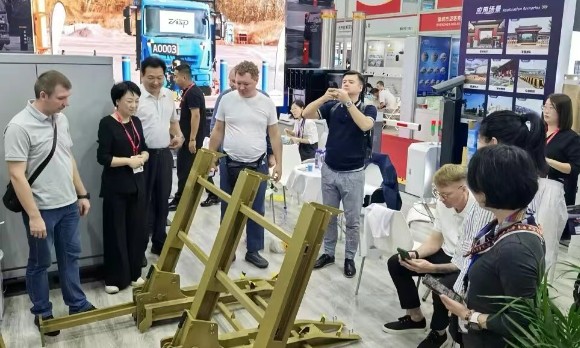 展会现场路障设备展示