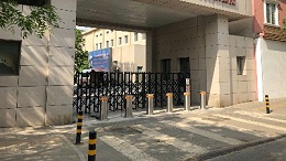 医院出入口安防管控升级，防撞升降柱保障就医通行安全