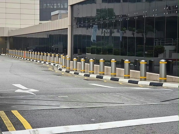 新加坡客户项目现场一排整齐运行的升降柱