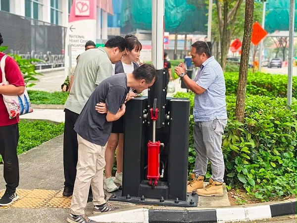 现场查看升降柱液压单元的内部结构